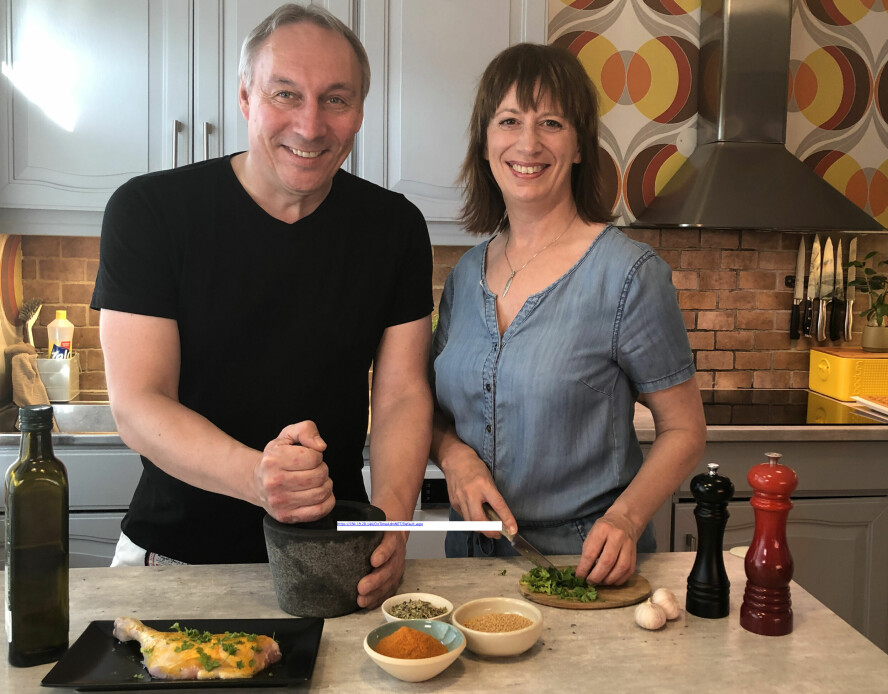 LAGER MAT SAMMEN: Trine med ektemannen Kjell Petter hjemme på kjøkkenet. Paret elsker å lage mat sammen.