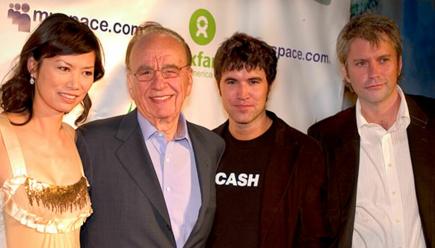 På vei mot himmelen: Mediemogul Rupert Murdoch (i midten t.v.) trodde nok han hadde skutt gullfuglen da han kjøpte Myspace for 580 millioner dollar. Isteden solgte han selskapet bak for kun 34 millioner dollar få år senere. Da var uansett grunnleggerne Tom Anderson og Chris DeWolfe (lengst til høyre) finansielt sikret for livet.