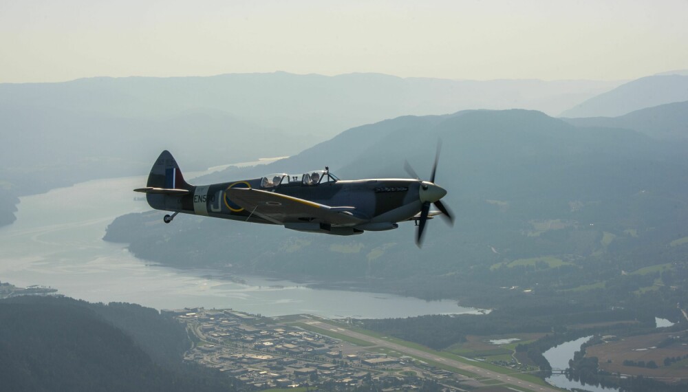 IKONISK FLY: Spitfire’n var en fryktet motstander for tyske Focke-Wulf- og Messerschmitt- piloter under krigen. Nå kan jagerfly-ikonet oppleves i luften over Notodden av alle med stor flyinteresse og grei økonomi.