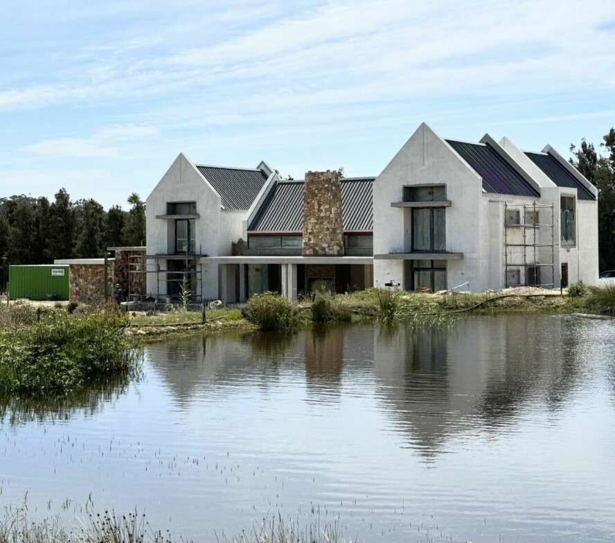 SØR-AFRIKA: TV-stjernen delte dette bildet av det nybygde hjemmet i Sør-Afrika. Nå ser han frem til å tilbringe store deler av vinteren der.