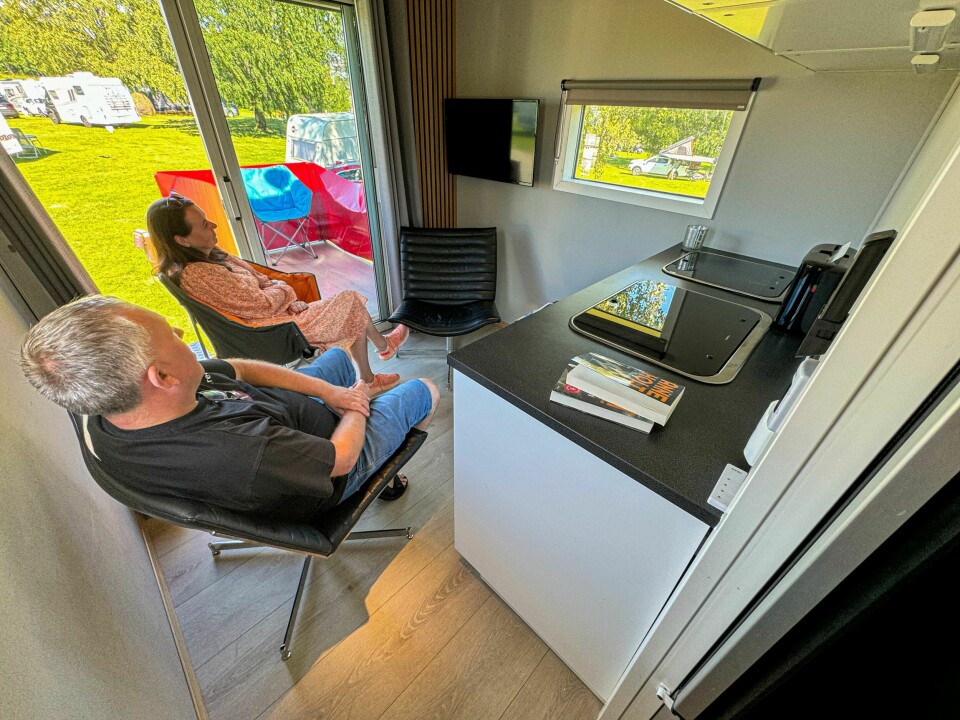 KJØKKENKOS: TV-en henger ved kjøkkenbenken, og ved behov er det vannvarme i gulvet.