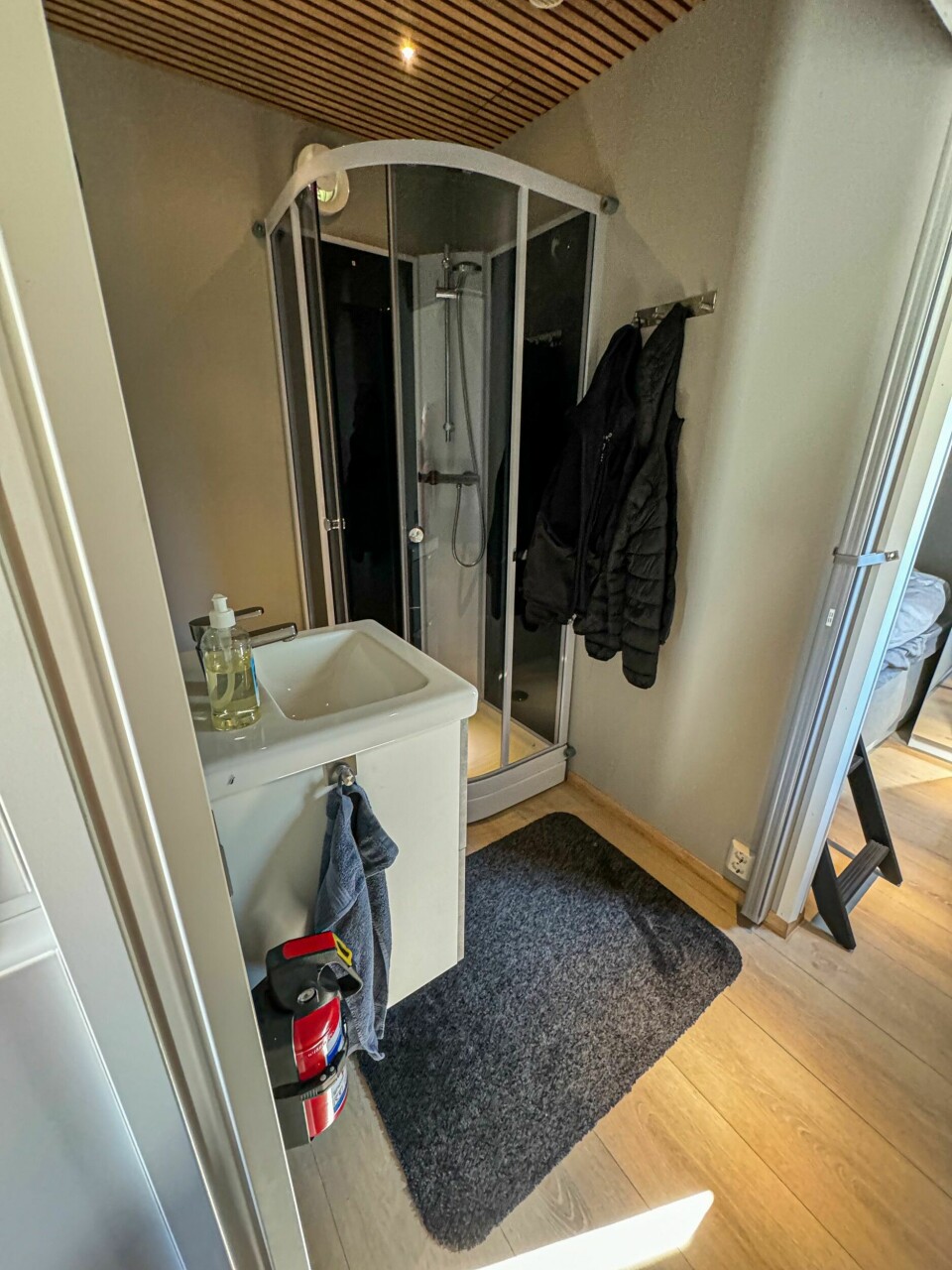 LUKSUSBAD: Romslig bad med vaskeservant, dusjkabinett og elektrisk kverntoalett.