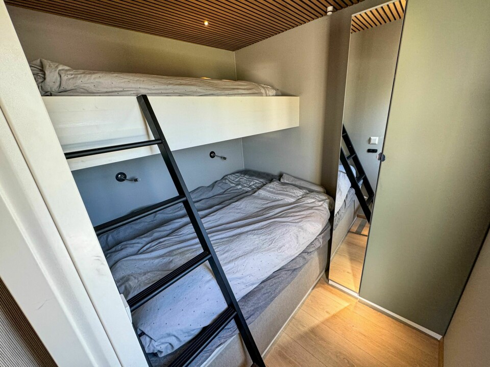 TO ELLER TRE PÅ TUR: Dobbeltseng nede, og en køyeseng oppe til barnebarnet.