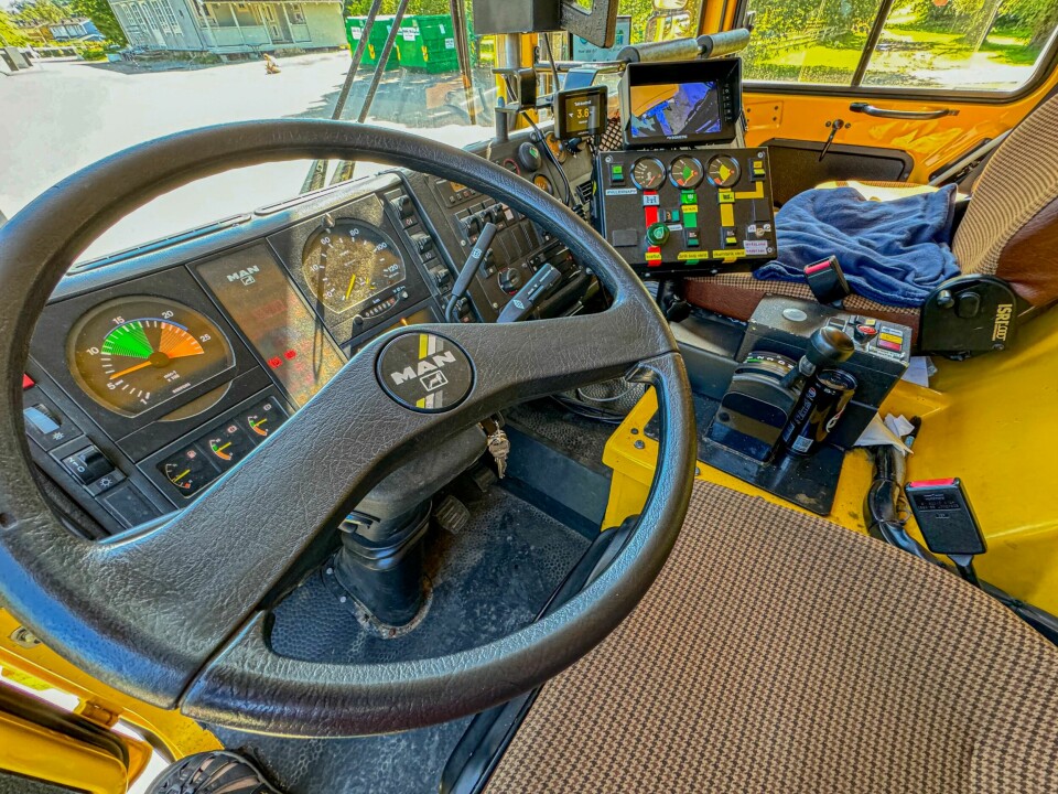 SPESIELT FØRERMILJØ: En del brytere og knapper å holde styr på bak rattet i en MAN-basert brannbil.