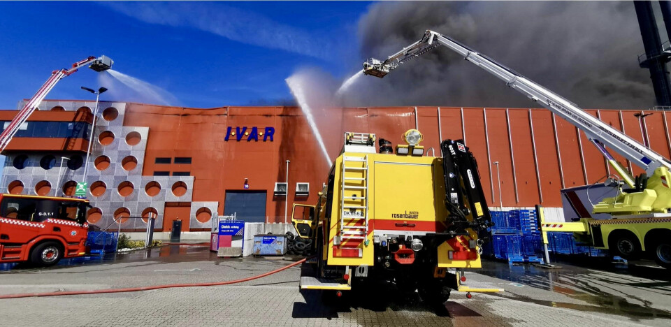 DRAMATIKK: Baardsens brannbil i aksjon under brannen i IVAR-bygget.