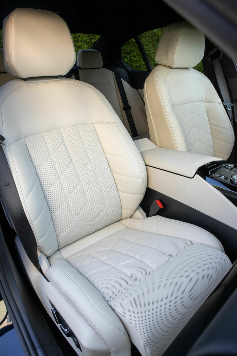 SITTER GODT: Ulike seter, innstillingsmuligheter, samt diverse trekk og farger er å finne på de rikholdige utstyrslistene.