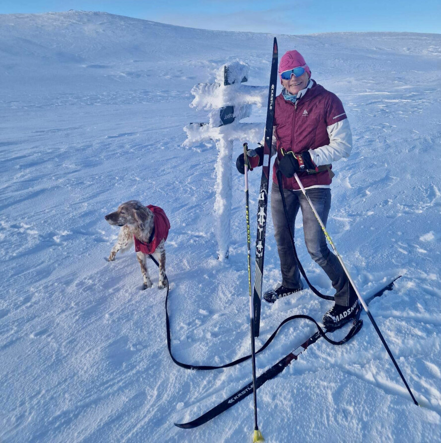 DET GODE LIV: Anette og samboeren bor i Uvdal. Den tidligere langrennsløperen er fortsatt glad i en skitur. Her er hun sammen med den engelske setteren Chillie.