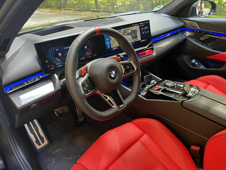 HURTIGKNAPPER: De to røde M-knappene på M-rattet er hurtigknapper til dine favorittinnstillinger av bilen. For eksempel understell i Sport Plus og bakhjulsdrift.