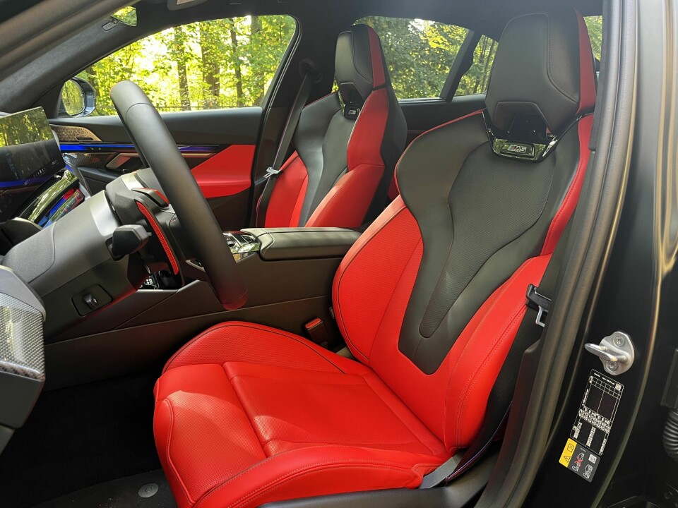 SPORTSKOMFORT: Behagelige M multifunksjonsseter med plenty av innstillingsmuligheter, varme og ventilasjon. Lite minus at sitteputen ikke har forlenger.