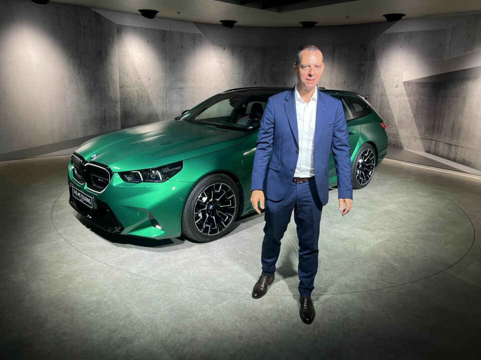 OGSÅ SOM STASJONSVOGN: M-sjef Frank van Meel foran Touring-utgaven av M5 som har 500-liters bagasjerom.