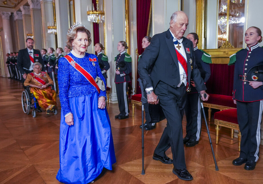 PÅ SLOTTET: Kong Harald, dronning Sonja, kronprins Haakon og prinsesse Astrid holdt middag for stortingsrepresentantene på Slottet torsdag kveld.