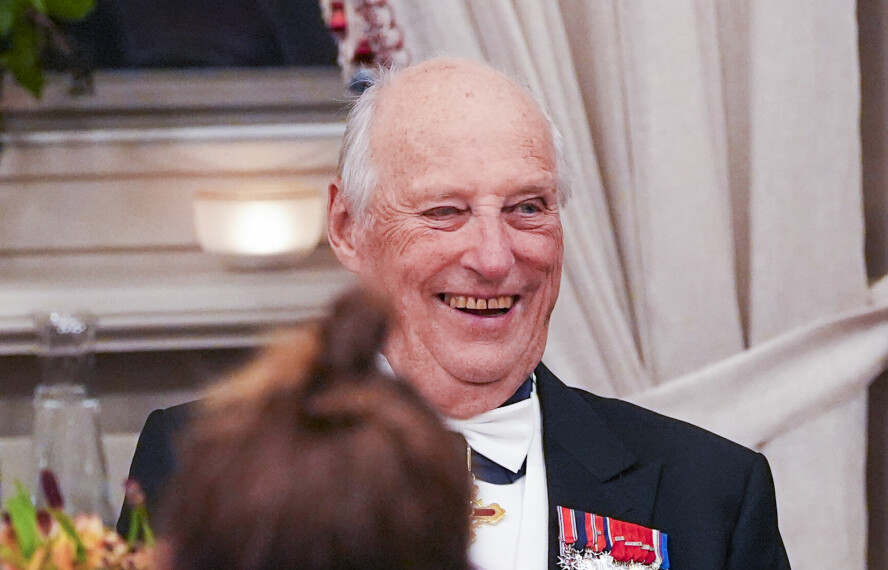 SLOTTSMIDDAG: Kong Harald, dronning Sonja, kronprins Haakon og prinsesse Astrid holdt middag for stortingsrepresentantene på Slottet den 24 oktober.
Foto: Lise Åserud / NTB / POOL