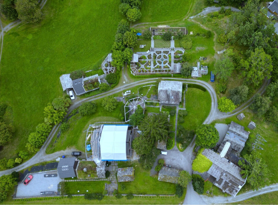 RESTAURERING: Med mer enn tyve hus, en diger hage og en parklignende klosterhage er det alltid noe å henge fingrene i på klyngetunet for Geimund. I tillegg kommer jobben med feriesenteret.