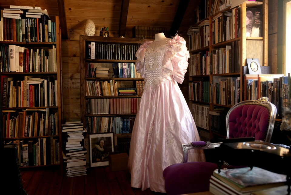 EN ROSA DRØM: Denne vakre ballkjolen har en gang sittet som støpt på kroppen til en ung svensk prinsesse. Nå står den på en byste i annen etasje over fjøset på et klyngetun ved Hardangerfjorden.