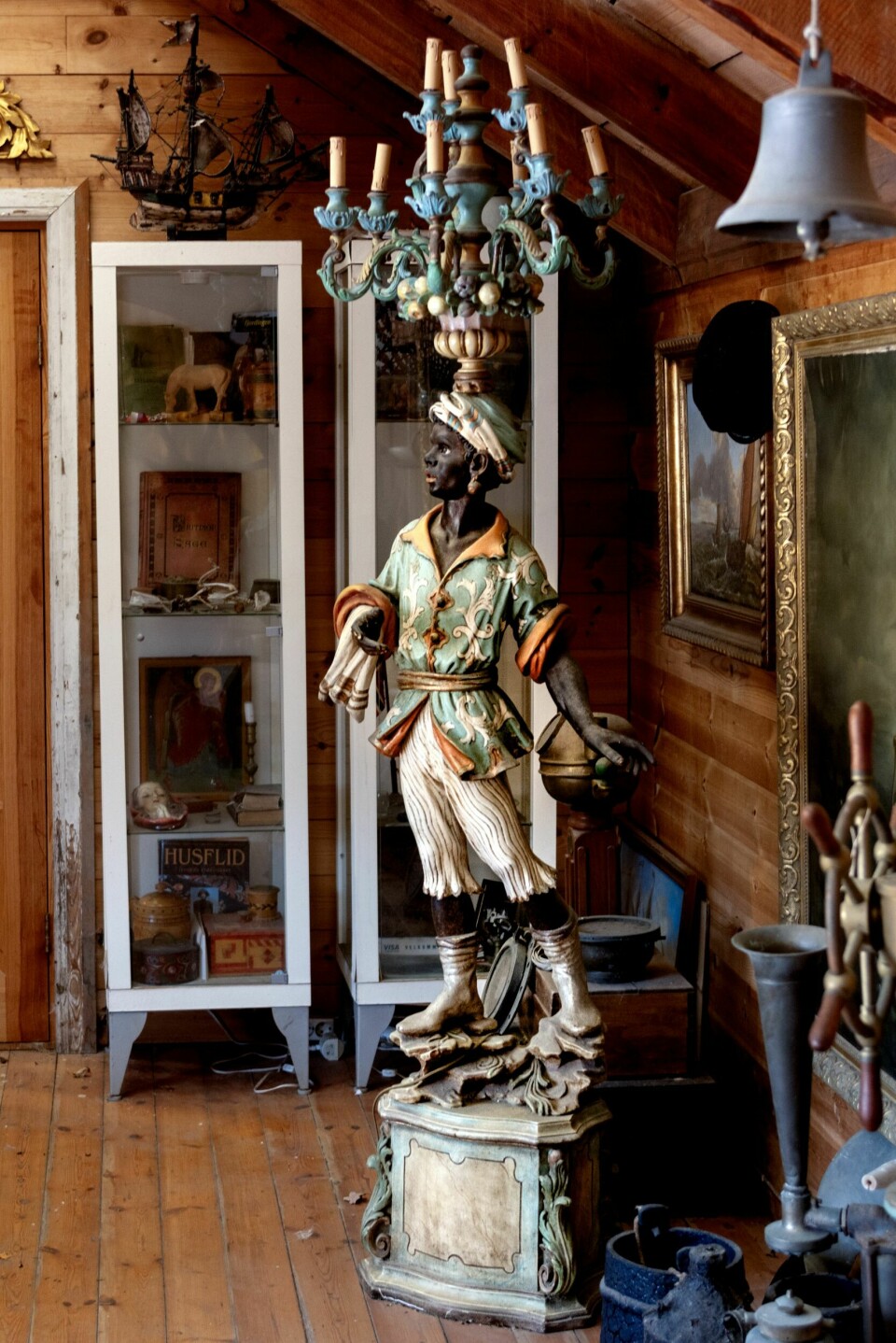 FRA VENEZIA TIL KVAM: Denne fargerike karen med en gigantisk lysekrone på hodet, ble oppdaget av Geirmund da han var på ferie i Venezia.