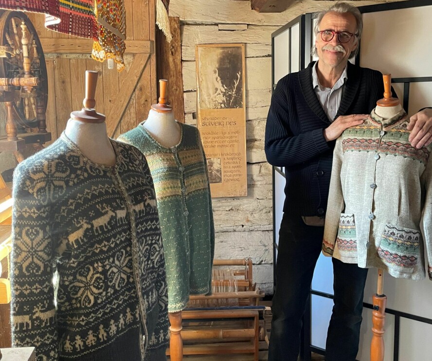 MORS KOFTER: Geirmunds mor debuterte som forfatter i en alder av 80 år med boken Oppvekst ved havet. Før det strikket og vevede hun kofter og åklær med selvkomponerte mønstringer. I fjøset har Geirmund laget en avdeling med morens vakre arbeider.
