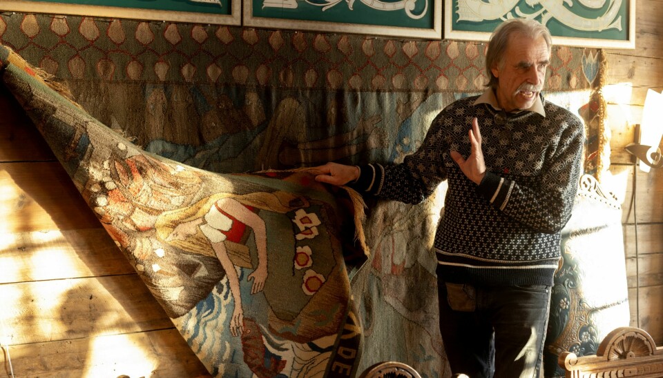 KLYNGETUN: Geirmund er odelsgutt og har over tjue hus å holde styr på. Samtlige er fylt til pipa med antikviteter og snodige snurrepiperier. Her viser han frem billedveven «De tre brør» av Gerhard Munthe. Geirmund medgir at det har blitt trangt om plassen i klyngetunet, nå vurdere han å åpne bruktbutikk.