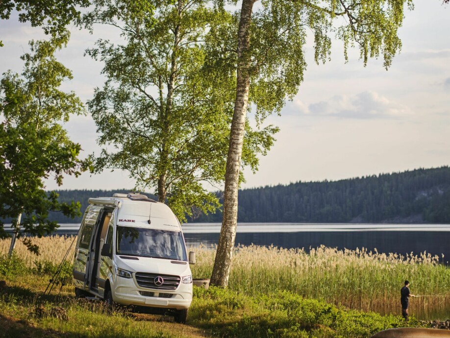 HELÅRSCAMPING: Den som skal bruke bybobilen sin om vinteren, finner en het, men kostbar kandidat hos Kabe. Van 690 LB er svært godt isolert og har komfortabel oppvarming fra Alde. Utstyrsnivået er meget høyt.