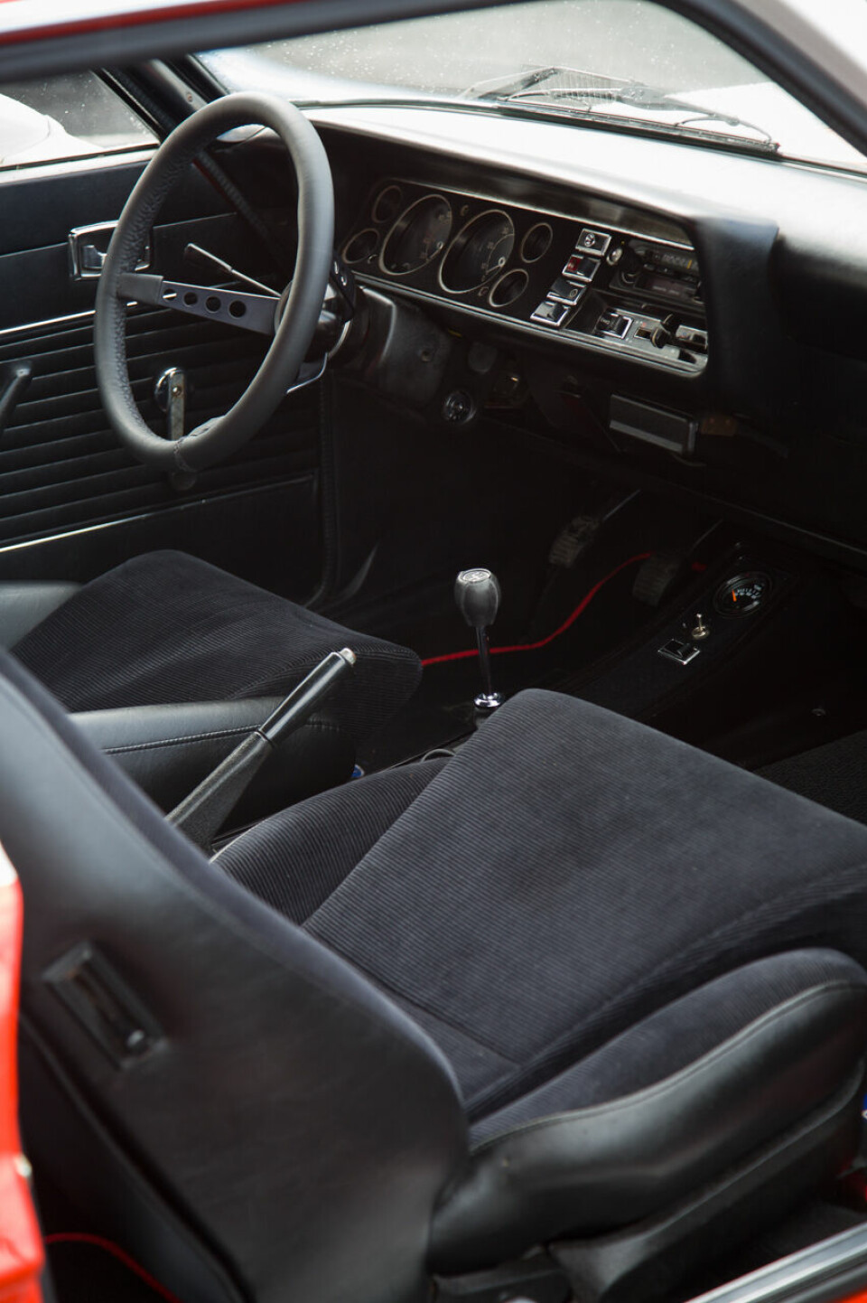 TIDSRIKTIG: Førermiljøet i en Capri RS2600 fra 1973