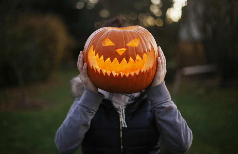 ADVARER FORELDRE: Forsikringsekspert ber foreldre passe på barna sine på halloween. – Kan fort koste penger,