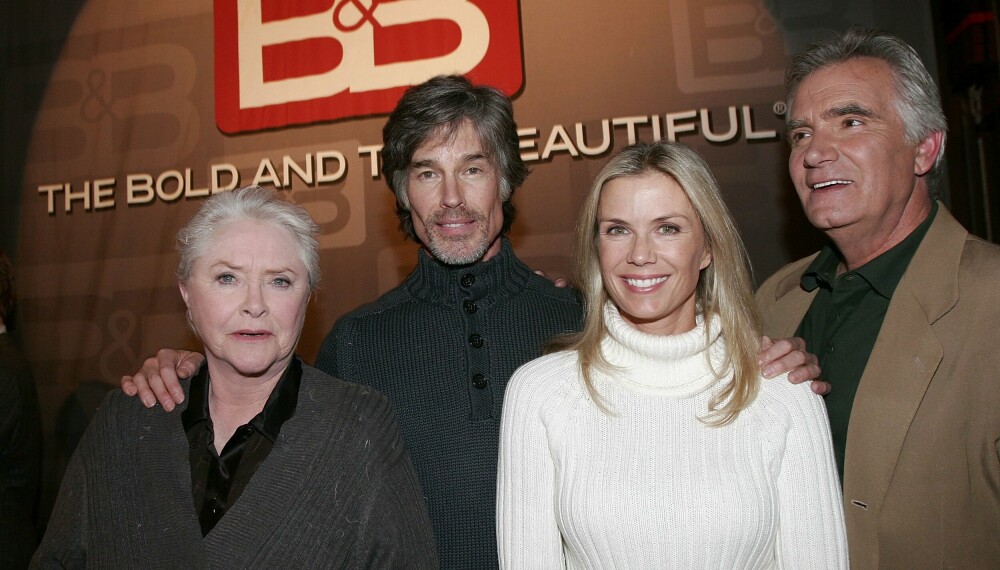 <b>MED FRA STARTEN:</b> Skuespillerne Susan Flannery, Ronn Moss, Katherine Kelly Lang og John McCook poserer i forbindelse med Glamours episode nummer 5000 i Los Angeles i 2007. Siden den gang har det blitt mange flere episoder, men Lang og McCook er de eneste som fortsatt er med som har vært med helt fra 1987.