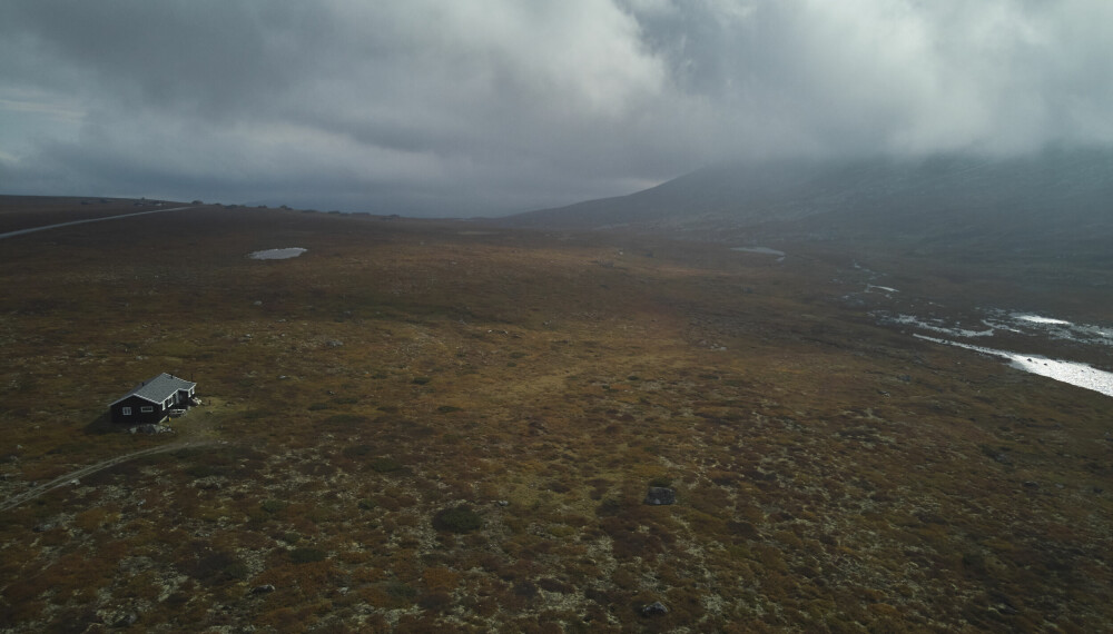 <b>PÅ VIDDA:</b> Hytta ligger fantastisk til for seg selv langt over tregrensen.