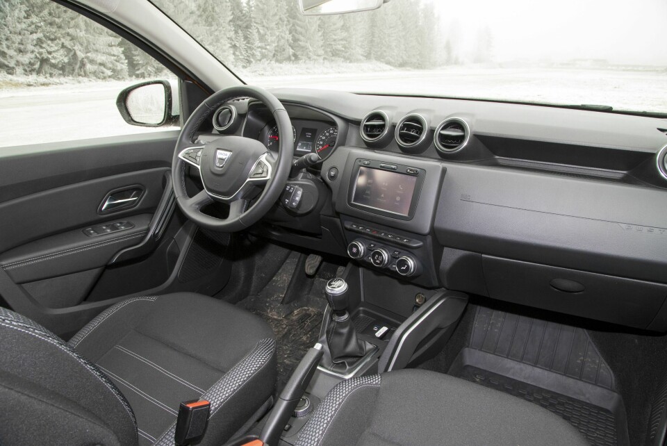 GOD BASIS: Førermiljøet i Dacia har enkel betjening, ingen luksusfølelse. Sittestillingen er godkjent.