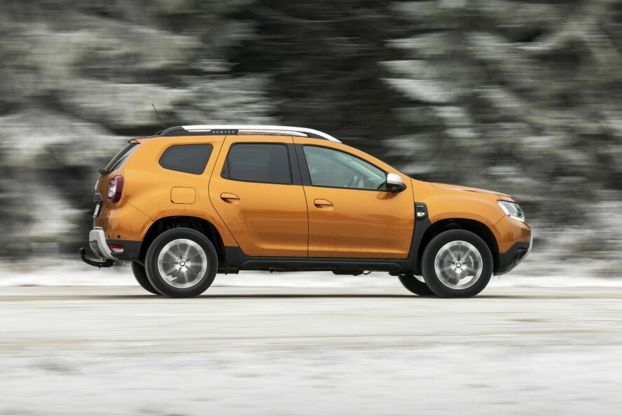 FARGEKLATT: Gull-oransje farge kler et tekkelig SUV-design på Dacia. Behagelig fjæring, god bakkeklaring.