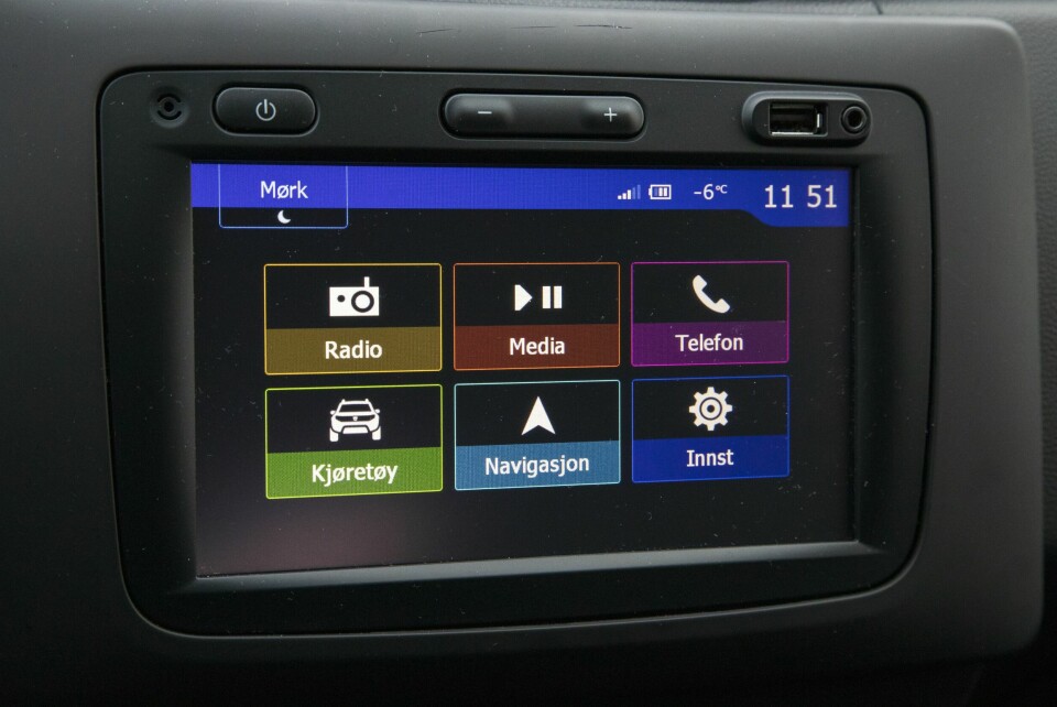 ENKEL: Dacia-skjermen er ingen Tesla-konkurrent. Men de viktigste funksjonene er på plass og virker bra.