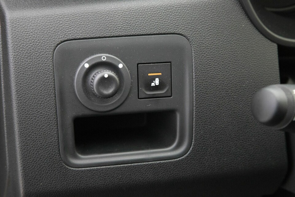 KJØR SELV: Lite selvkjøring å spore på dashbordet i Dacia. Ikke noe stort savn, men koster stjerner i EuroNCAP.