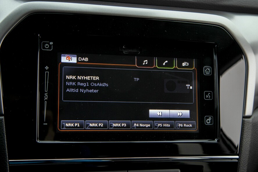 MODERNE: Betjeningsskjermen i Suzuki har alt du forventer av en bil i denne prisklassen, inkludert speiling av mobiltelefon via USB.