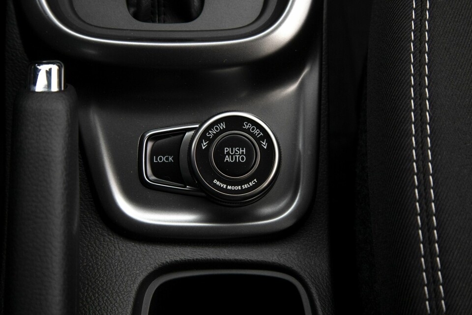 FLERE VALG: 4WD-knappen styrer ikke bare 4WD-systemet, men også andre bilinnstillinger. Bakkehjelp også her.