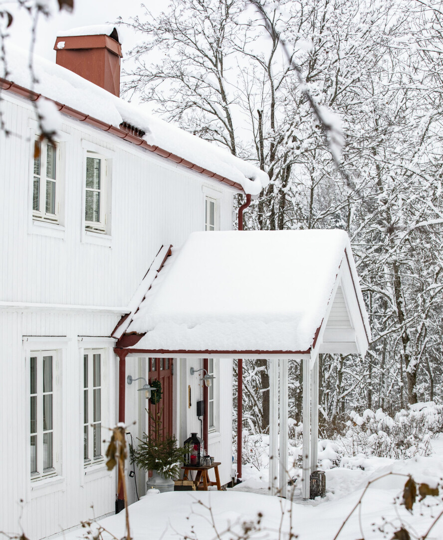 VINTERLIG INNGANGSPARTI: Det er ofte mye snø på Hagan om vinteren,
og i dag ligger den som et fint teppe. De røde beslagene og takrennene har de beholdt,
og i dag gir de huset julestemning.