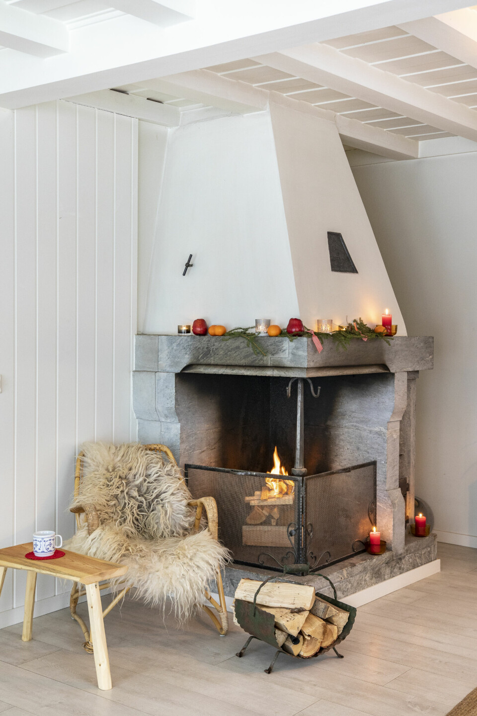 DEKORATIV VARMEKILDE: Den gamle, flotte peisen sto i huset da de tok over. Jernutsmykningene er fra det lokale jernverket.