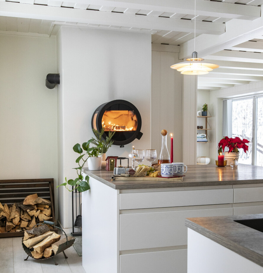 ÅPEN LØSNING: Paret ønsket ikke å ha det nasjonalromantisk på hele gården, så i hovedhuset ble det et nyere kjøkken med øy. Tidligere var det en vegg inn mot stua.