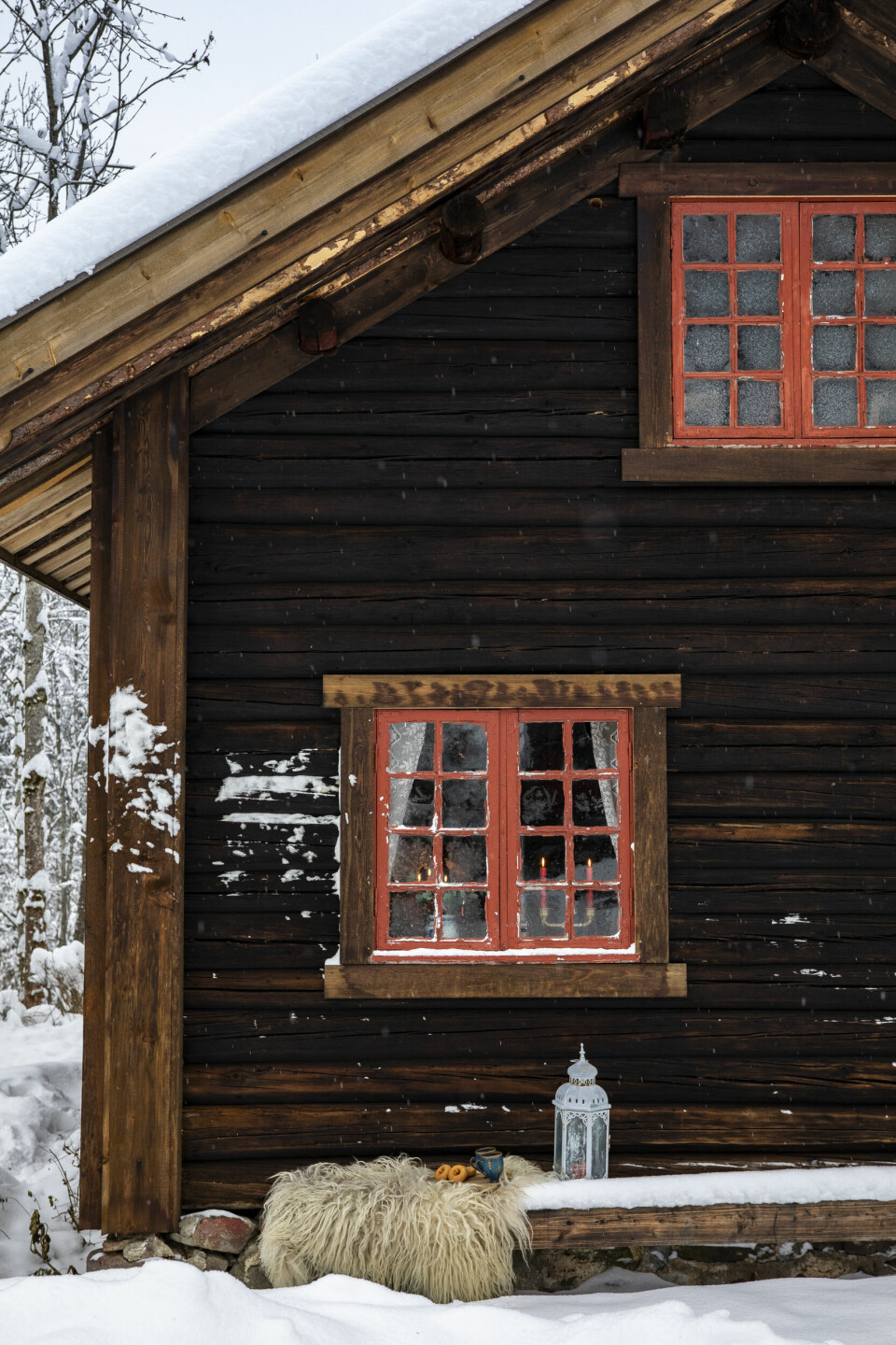 PAUSE I SNØEN: En kaffekopp inntil denne rustikke veggen er noe paret setter stor pris på. Roen her, og det å sitte ute året rundt er noe de liker godt.