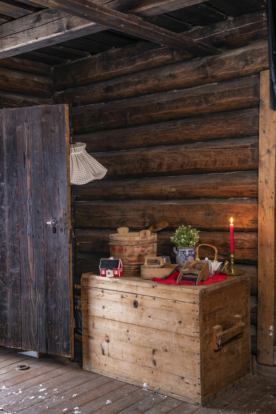 GAMMEL VEDKASSE: Det er kaldt i kårstua i dag, men de har en svartovn de kan fyre i her. Til sommeren har de planer om å legge inn strøm også.