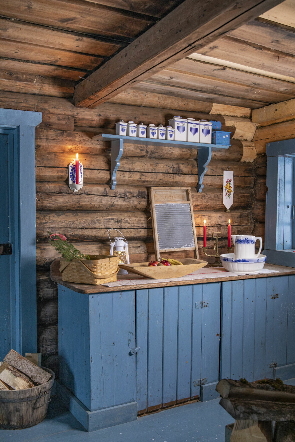 BLÅTT OG ORIGINALT: Kjøkkenet er nok ikke fra 1700-tallet, men det sto her da de kjøpte Hagan og skal få leve videre. Et vakkert, blått kjøkken.
