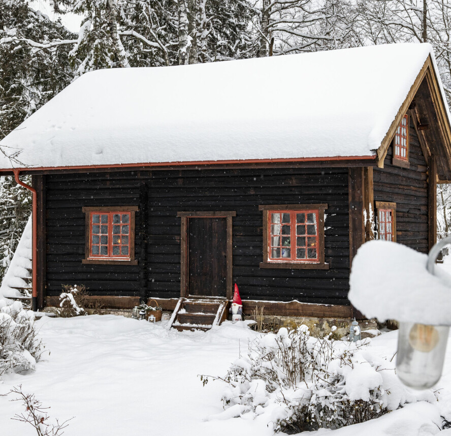 TØMMERSTUE: Da paret tok over Hagan, var kårstua dekket av panel utvendig. Linn syns den var vakker, men den ble enda finere når de fikk fjernet det.