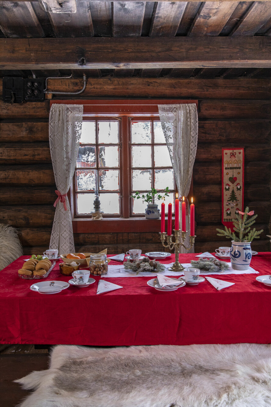 FEST I KÅRSTUA: Linn og Espen tar godt vare på kårstua. Den er bygd på 1700-tallet. I dag er det pyntet til førjulskos med familien her.