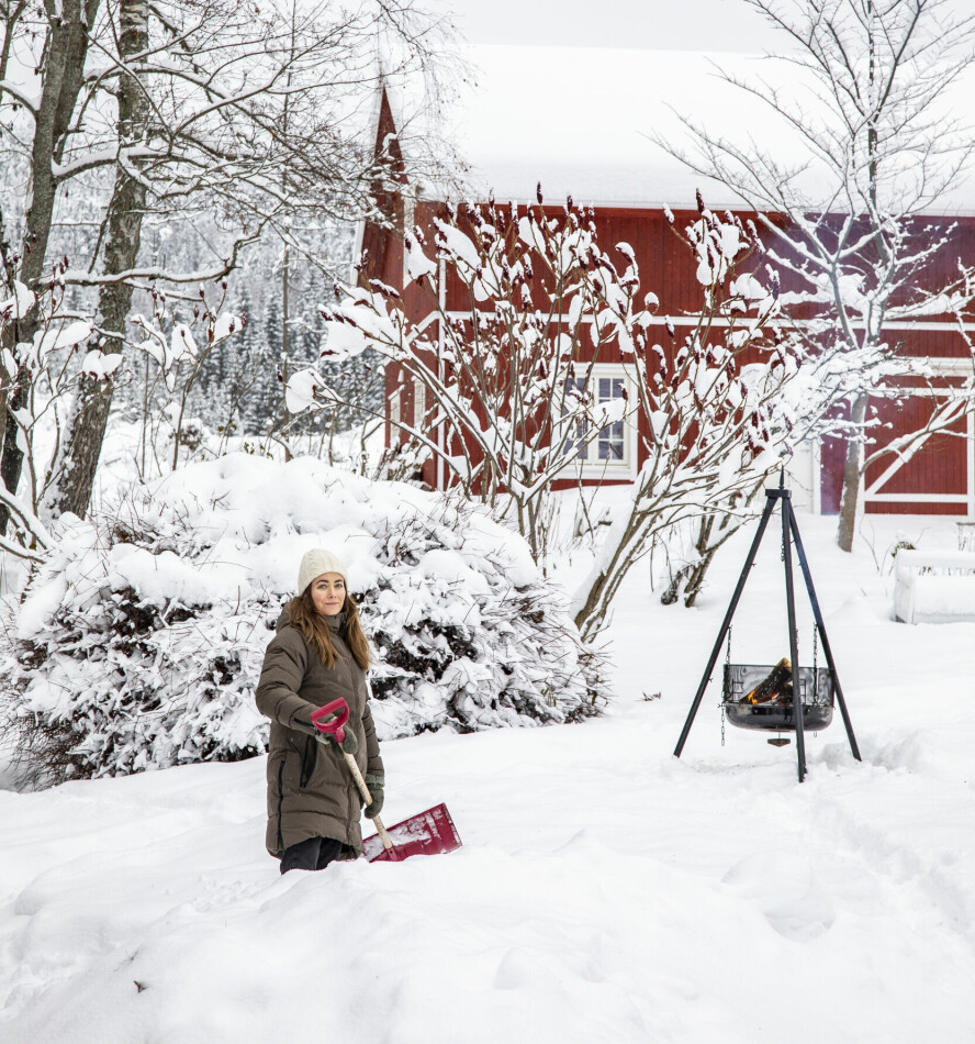 DEN RØDE LÅVEN: Det lå ikke noe bygg fra før, der som låven ligger i dag. Men med den fikk de skapt et tun. Nå mangler bare et stabbur.