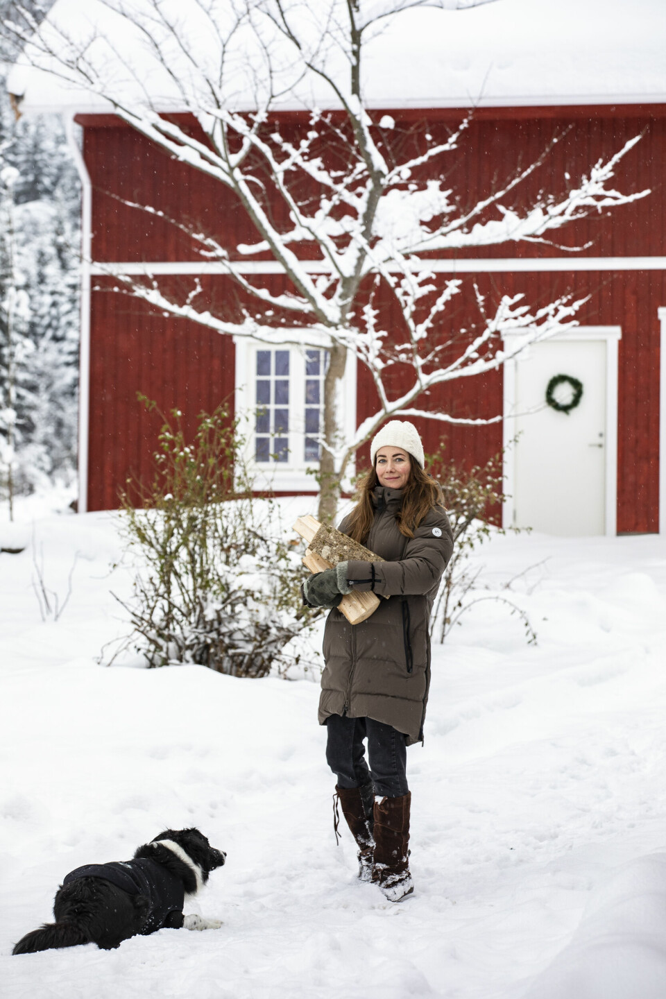 DEN RØDE LÅVEN: Det lå ikke noe bygg fra før, der som låven ligger i dag. Men med den fikk de skapt et tun, syns Linn. Nå mangler bare et stabbur.