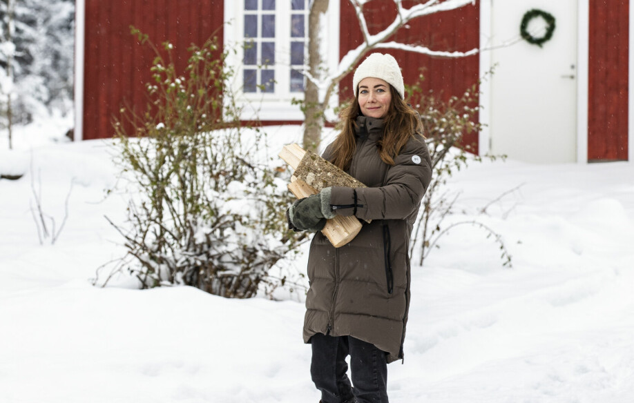 DEN RØDE LÅVEN: Det lå ikke noe bygg fra før, der som låven ligger i dag. Men med den fikk de skapt et tun, syns Linn. Nå mangler bare et stabbur.