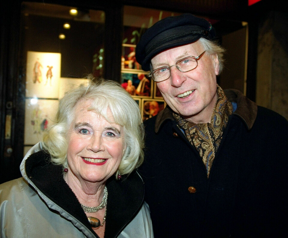 HELGE REISS: Esters pappa var skuespiller Helge Reiss. For mange er han best kjent fra rollen som professor Drøvel i NRK-seriene om Brødrene Dal. Her er han sammen med kona, Marit Billington Reiss i 2000.