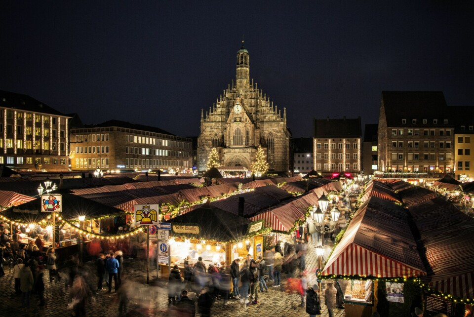 NüRNBERG: Jul på Haupmarkt med Frauenkirche i bakgrunnen.