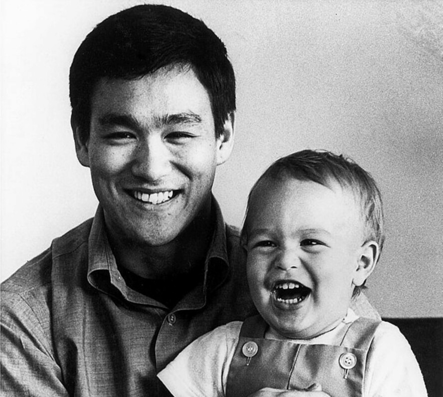 LEGENDESØNN MED LEGENDESKJEBNE: Brandon Lee på fanget til sin berømte far Bruce Lee. De skulle ende med å dele mer enn store evner innen både kampsport og film.