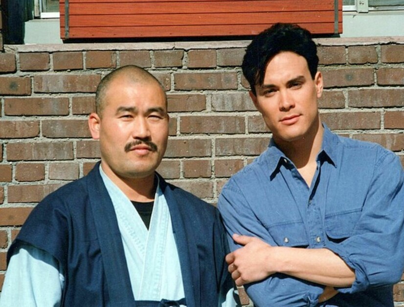 KLARE FOR KAMP: Brandon Lee (til høyre) under innspillingen av filmen «Showdown In Little Tokyo» i 1991. Her med medskuespiller Obata Toshishiro.