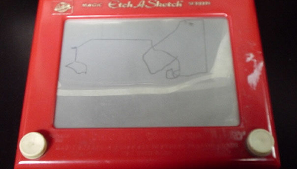 ETCH-A-SKETCH: Det finnes visstnok folk som har klart å tegne både Mona Lisa og Eiffeltårnet på dette tegnebrettet. Fullstendig uforståelig at det er mulig.