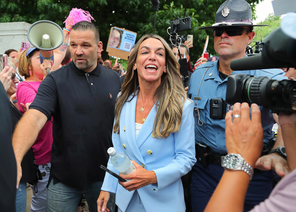 FANSKARE: Etter at politiets beviser ble tilbakevist ett etter ett, fikk Karen Read stadig sterkere støtte blant tilhørere og andre, og fikk nærmest kjendisstatus i hjemstaten.