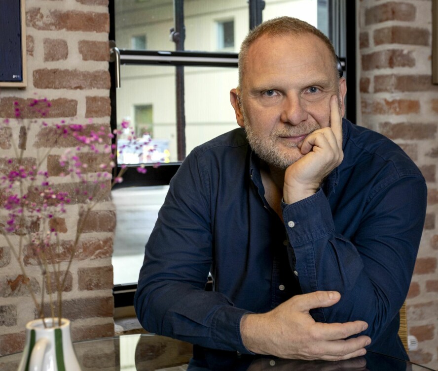 ÅPENHET: Journalist, kommentator og forfatter Frank Rossavik (58) håper at flere vil stå frem med sine hørselsproblemer. oblemer. enhet: Journalist, kommentator og forfatter Frank Rossavik (58) håper at flere vil stå frem med sine hørselsproblemer.